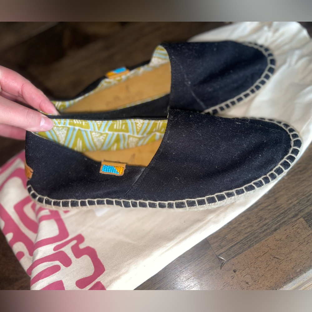 Ubuntu Black Handmade Slip on Shoes size 9M